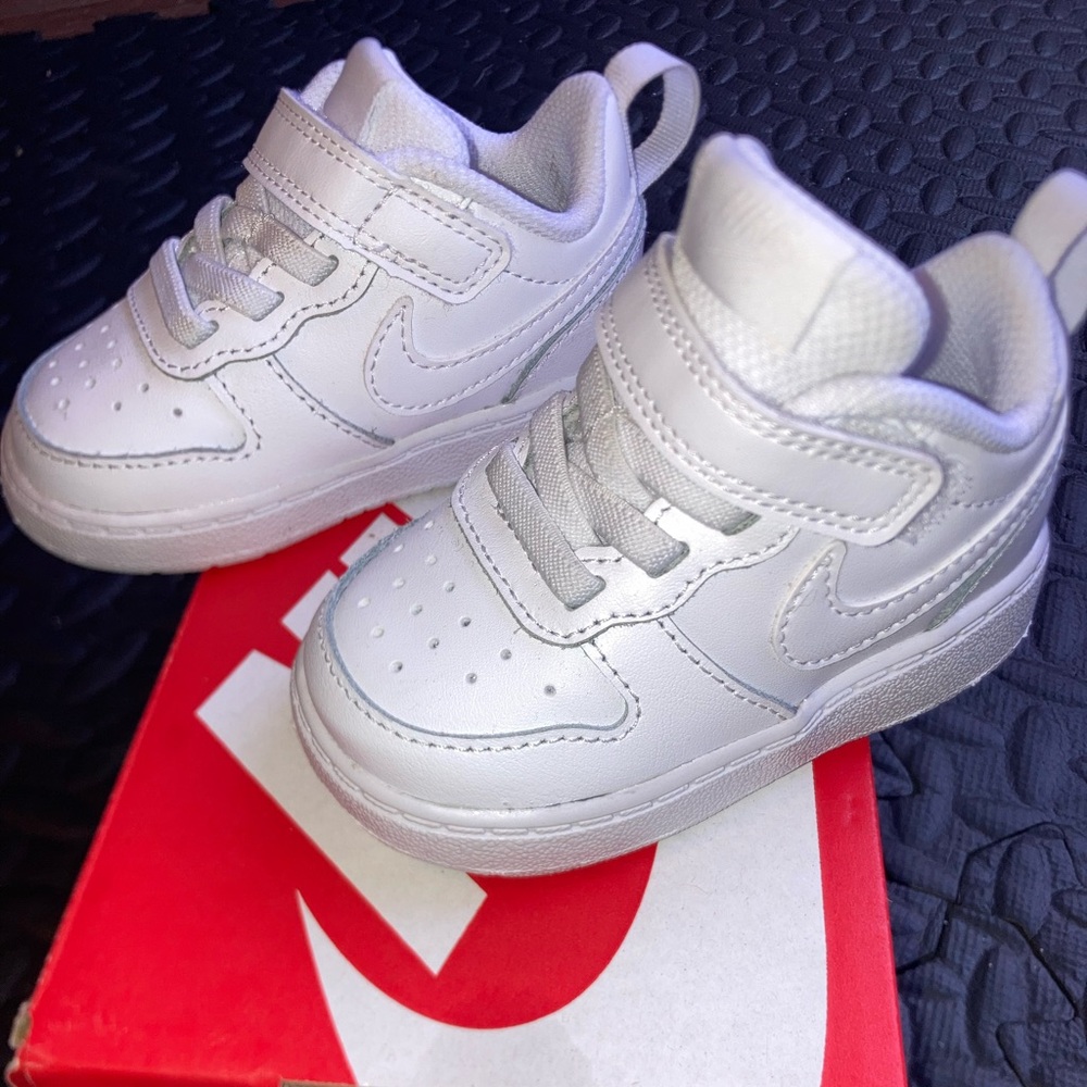 Baby Nike Borough low 2 size 4c